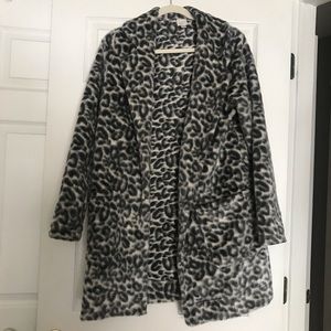 A new day -White Leopard Faux Fur Texture Shrug